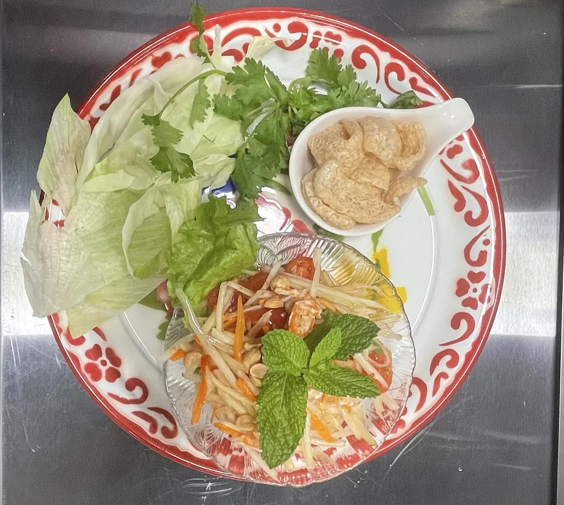 Papaya salad with pork rinds