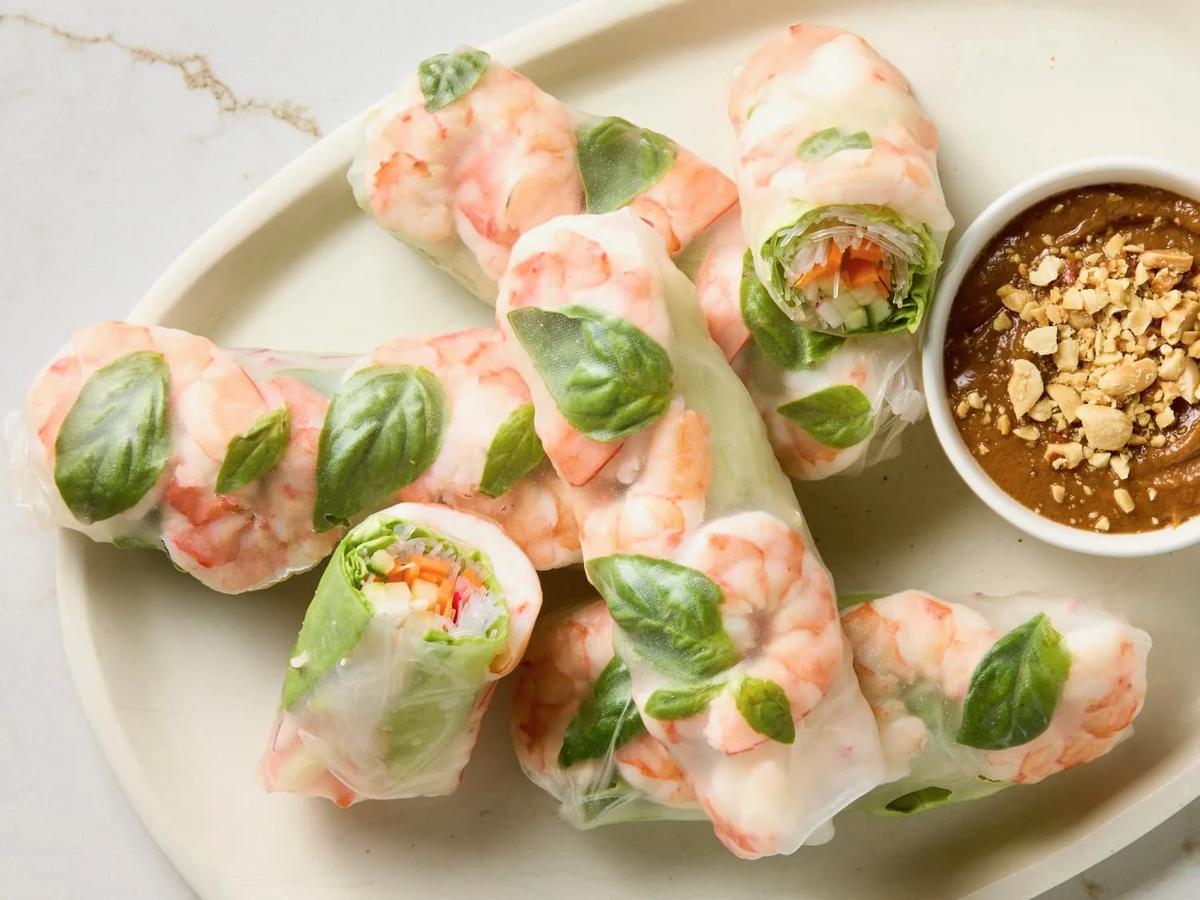 Fresh rolls with peanut sauce
