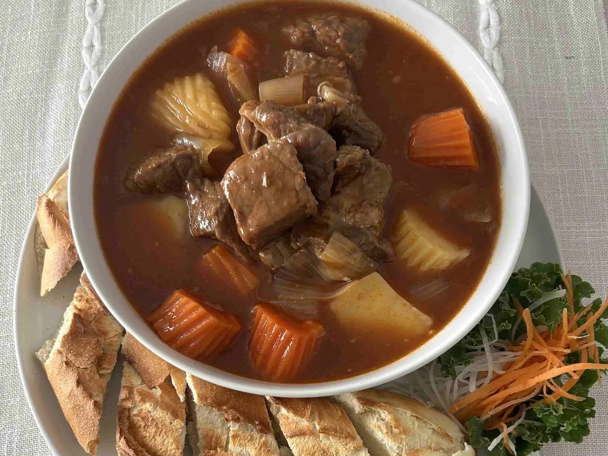 Beef stew with bread